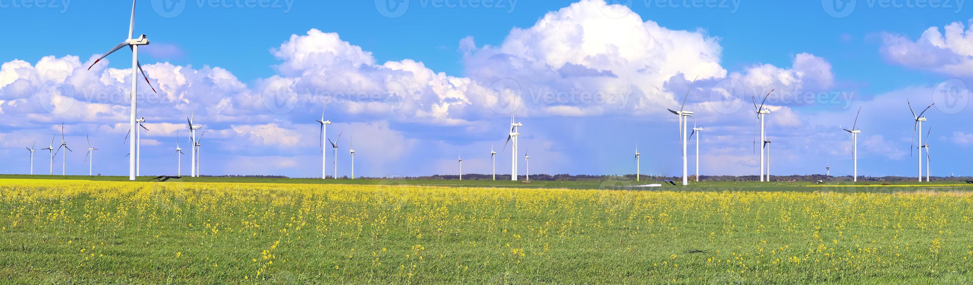 Panoramablick auf Windmühlen für alternative Energien in einem Windpark in Nordeuropa foto