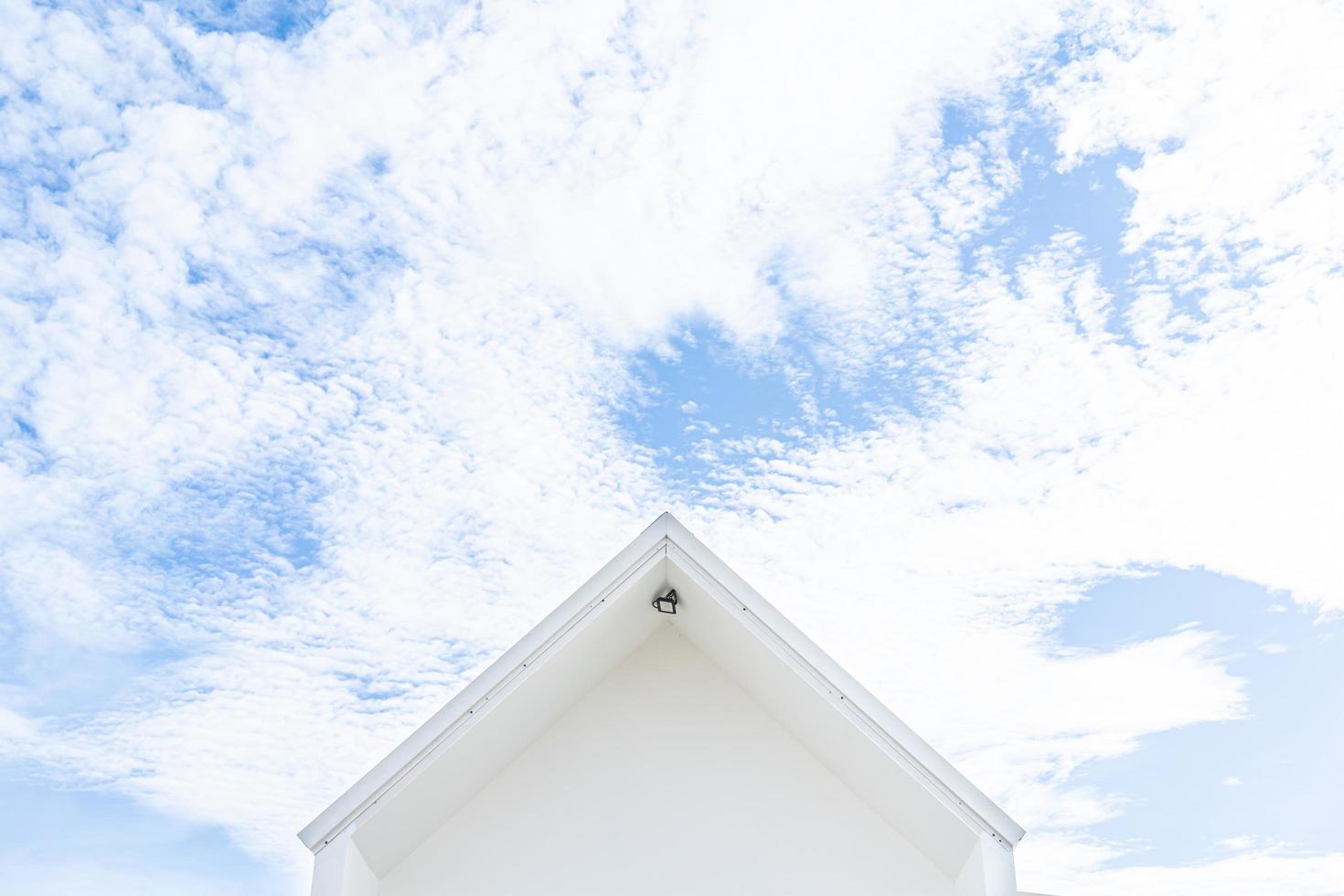 Weißes Vintage-Haus mit blauem Himmelshintergrund mit Kopierraum, Ansicht von außen. foto