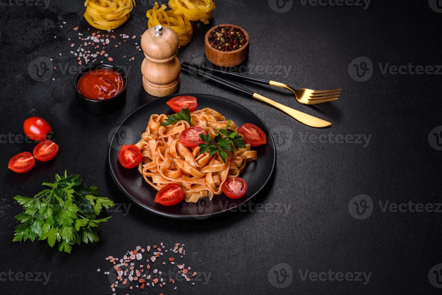 schmackhafte appetitliche Pasta-Tagliatelle-Spaghetti mit Tomatensauce und Parmesan foto