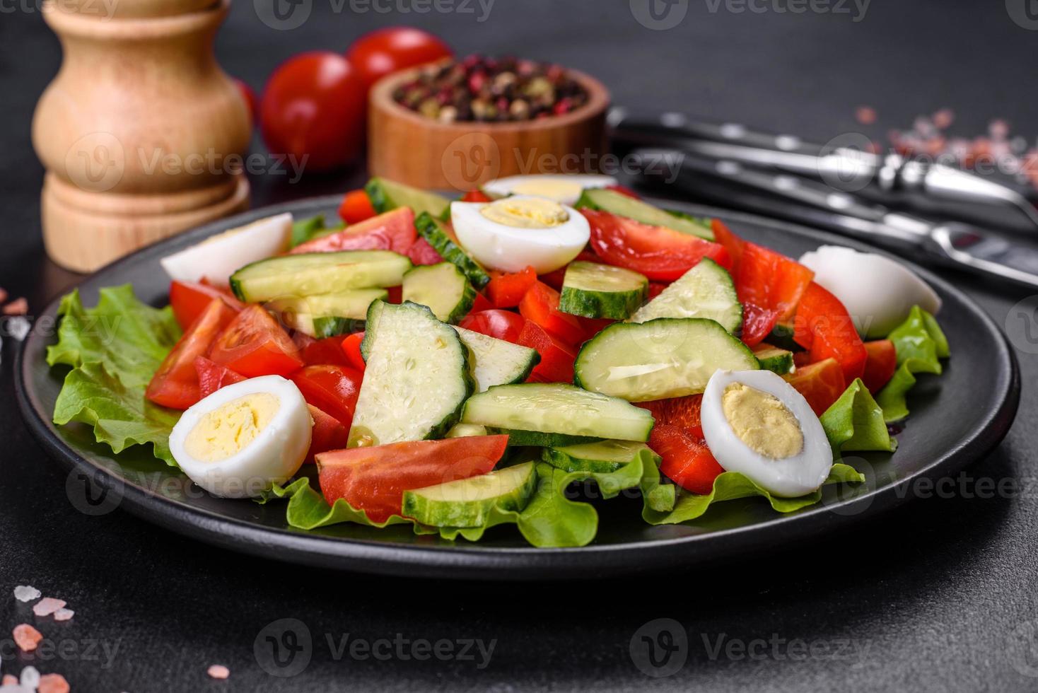 salat, gurke, spinat, tomate und wachteleier salat mit kräutern und zitrone foto