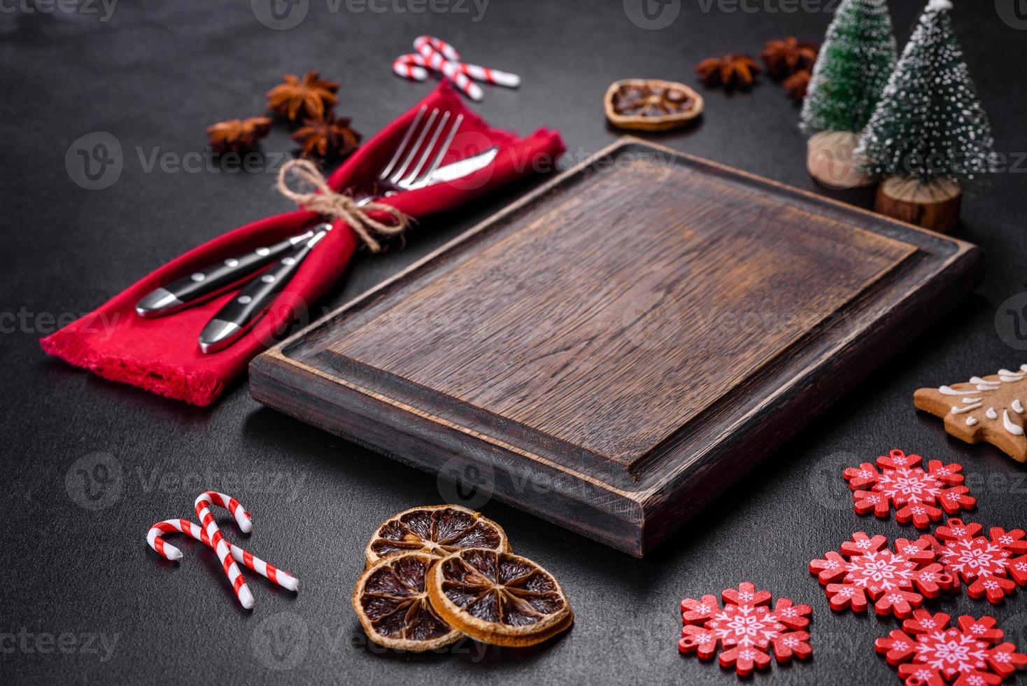 weihnachtstischdekoration mit leerer schwarzer keramikplatte, tannenbaum und schwarzem zubehör foto