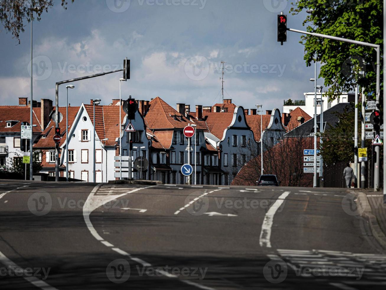 Straßen der Altstadt von Straßburg. sonniger tag, perspektive. foto