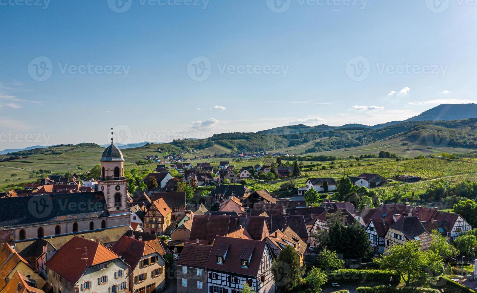 elsässisches dorf st-hippolyte. Top-Luftbild bei Sonnenuntergang. foto