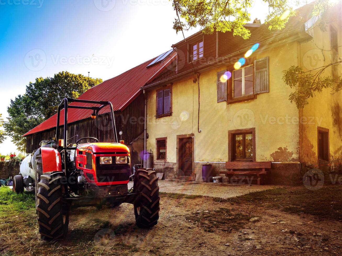 Traktor auf einem alten Bauernhof hoch in den Vogesen. foto