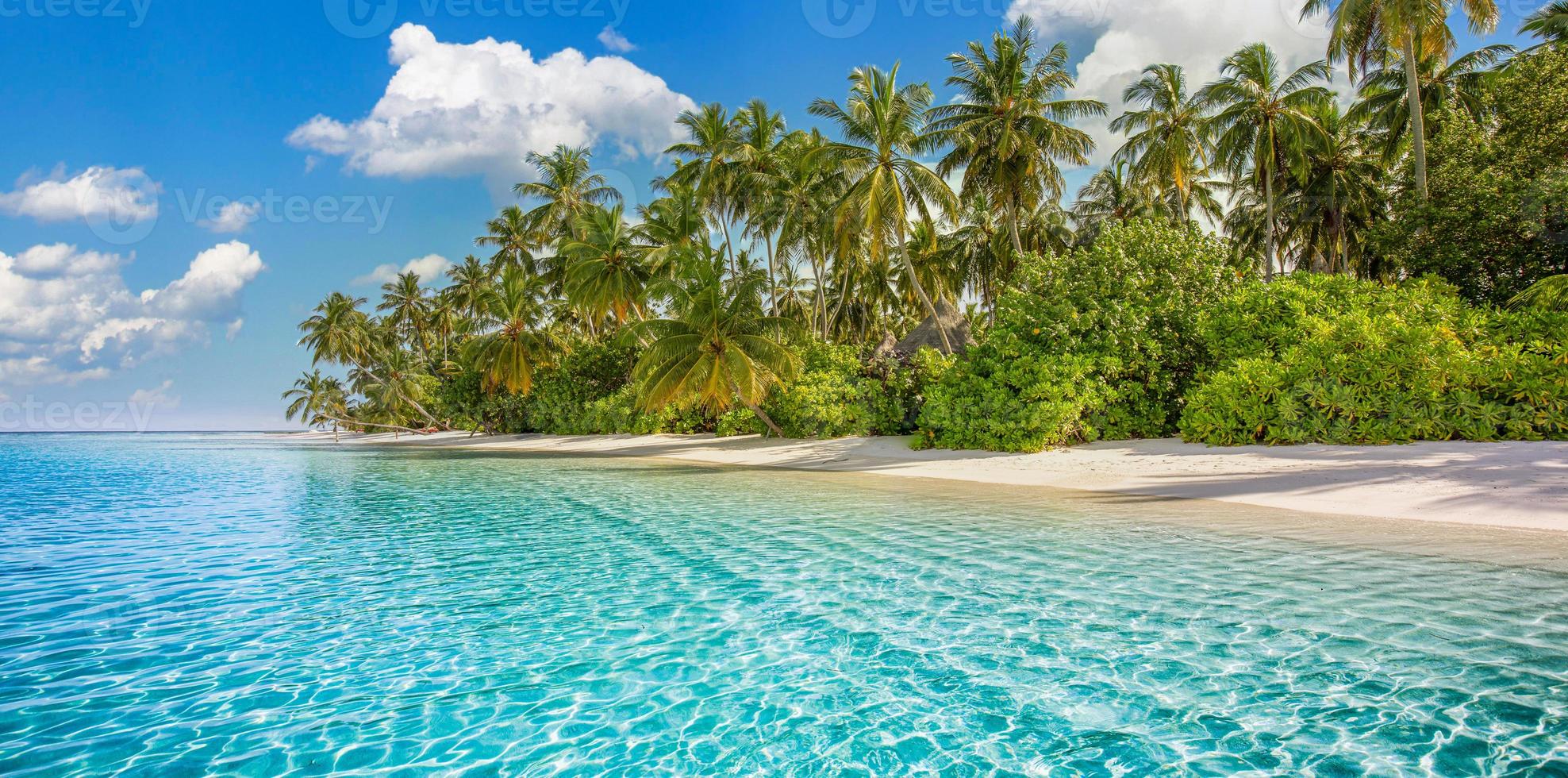 Tropical Resort Hotel Strandparadies. erstaunliche Natur, Küste, Ufer. sommerferien, reiseabenteuer. Luxusurlaubslandschaft, atemberaubende Ozeanlagune, Palmen des blauen Himmels. Entspannen Sie sich am idyllischen Strand foto