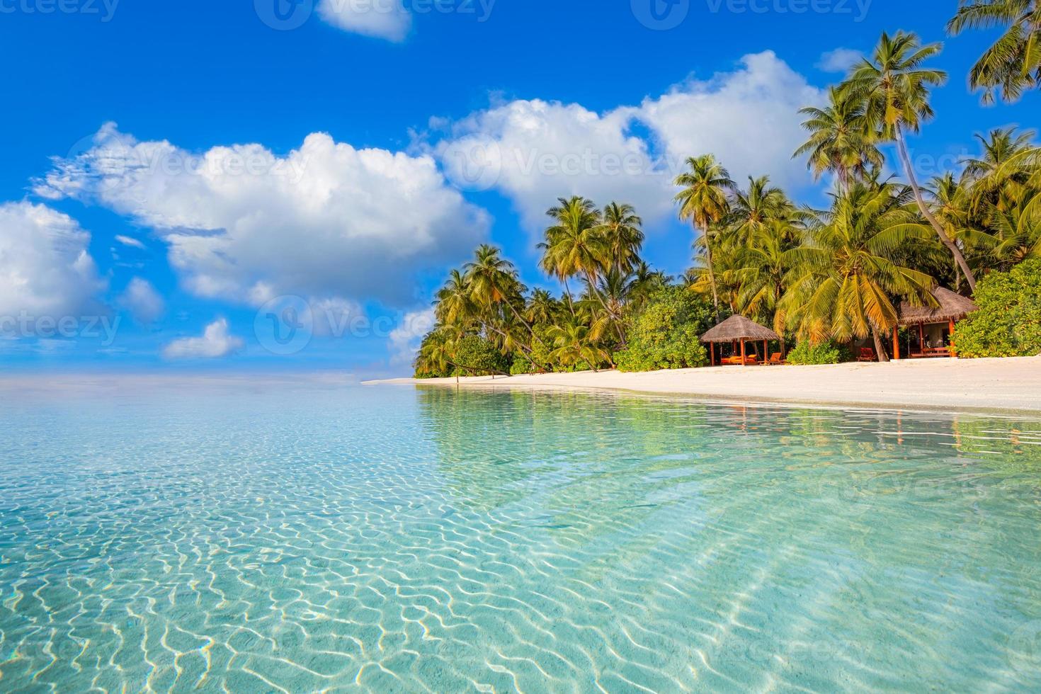 Tropical Resort Hotel Strandparadies. erstaunliche Natur, Küste, Ufer. sommerferien, reiseabenteuer. Luxusurlaubslandschaft, atemberaubende Ozeanlagune, Palmen des blauen Himmels. Entspannen Sie sich am idyllischen Strand foto