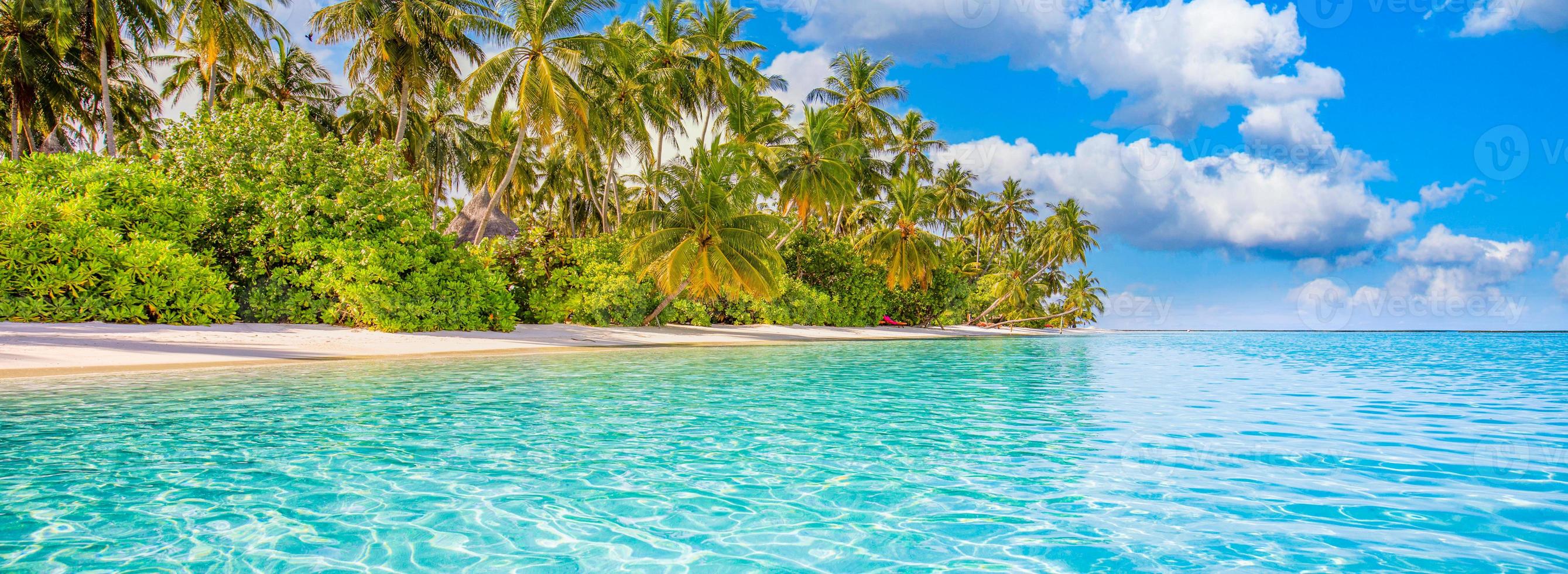 Strand Natur Konzept. Palmenstrand in tropischer idyllischer Paradiesinsel. exotische Landschaft für verträumte und inspirierende Sommerlandschaften als Hintergrund oder Tapete foto