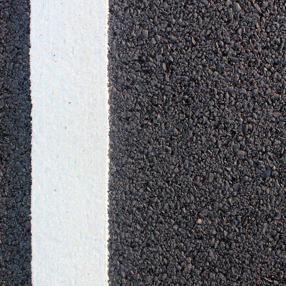 asphaltbeschaffenheitshintergrund mit weißer linie foto