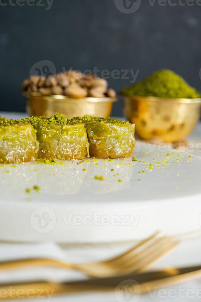 Pistazien-Baklava auf weißem Marmor. traditionelles Dessert aus dem Nahen Osten. Türkisches Antep-Baklava. foto