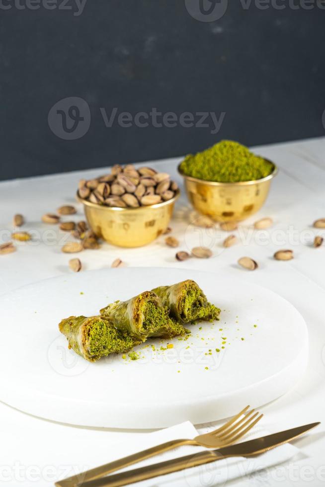 Pistazien-Baklava auf weißem Marmor. traditionelles Dessert aus dem Nahen Osten. Türkisches Antep-Baklava. foto