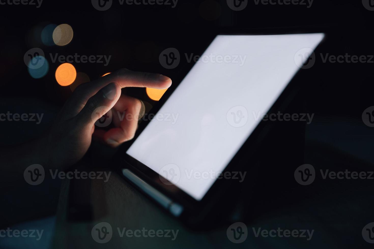 geschäftsmann berühren smartphone oder tablet für technologiearbeiten am bett im schlafzimmer während der arbeit von zu hause aus, um die geschäfts- und finanzkommunikation voranzutreiben foto