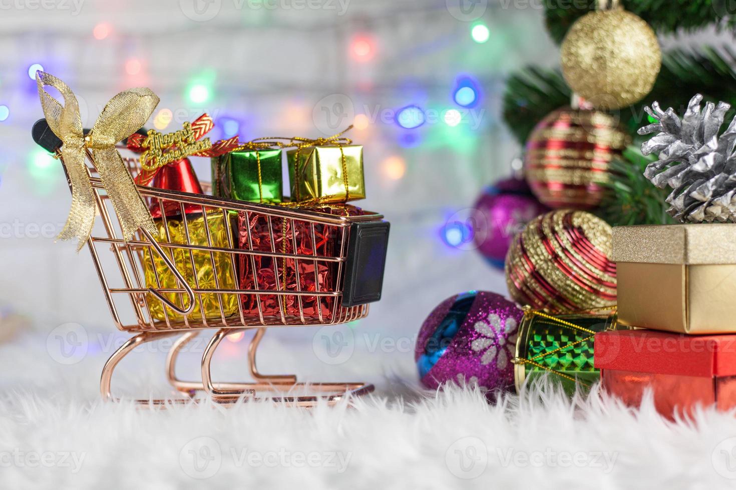Hintergrund der frohen Weihnachten Goldgeschenkbox mit roten Bändern und Dekorationen auf weißem Nerzbaumwollhintergrund. top view.celebration weihnachtsfest foto