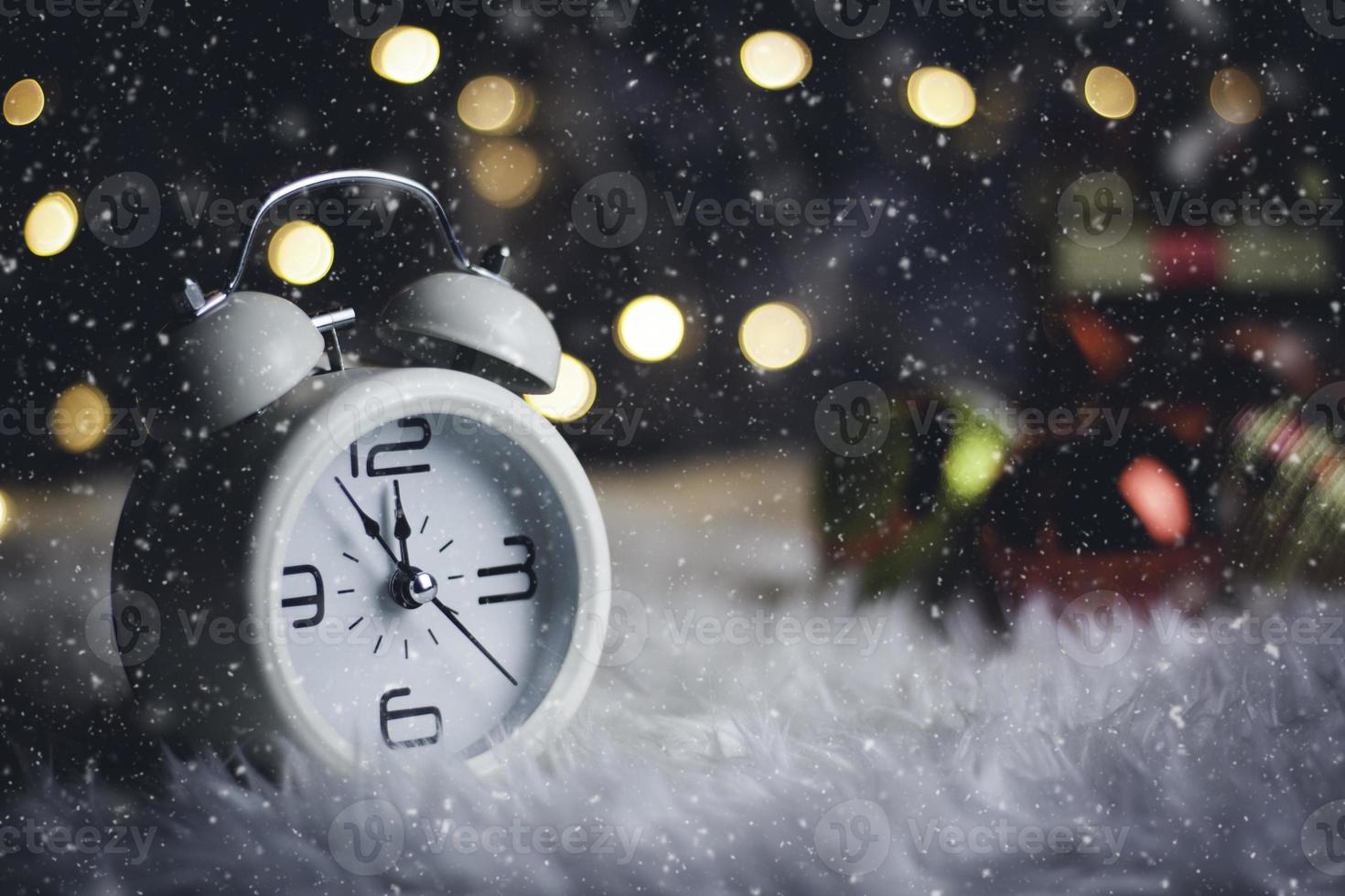 weihnachtstag thema dekoration mit hut santa und weiß retro clock.wood cube block kalender vorhanden datum 26 und monat dezember.kopierraum für text.celebration weihnachten und x'mas konzept. foto