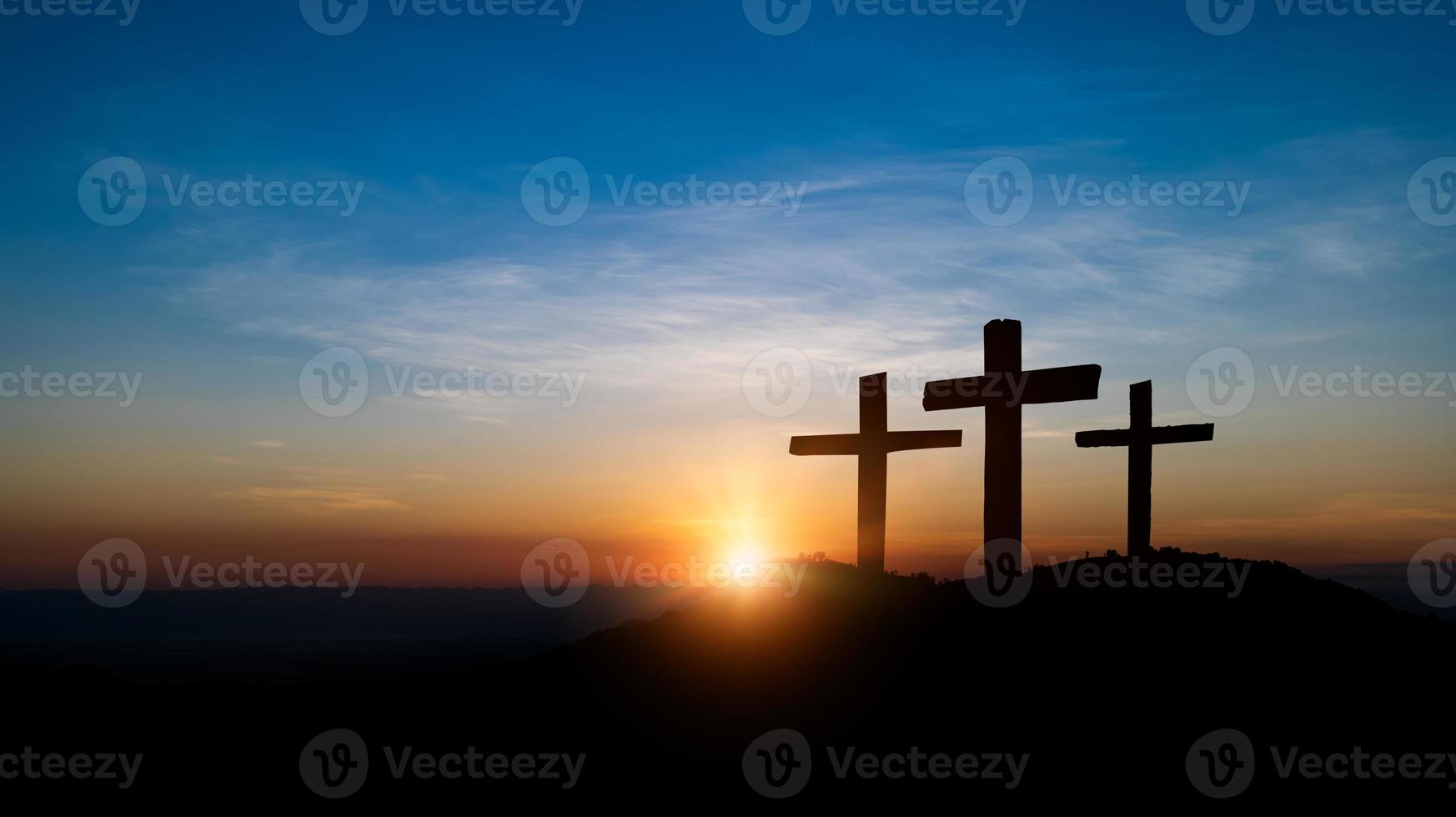 Kreuzkreuzigung Jesu - Holzkreuz bei Sonnenuntergang Himmelshintergrund. kreuzigungs- und auferstehungskonzept. foto