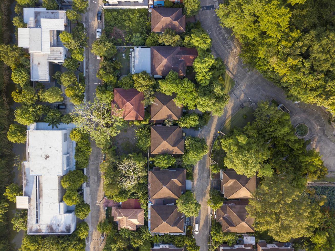 Luftdrohnenaufnahme eines Vorortgebiets, umgeben von einer grünen, umweltfreundlichen Umgebung für Wohnungs- und Immobilienprojekte von oben foto