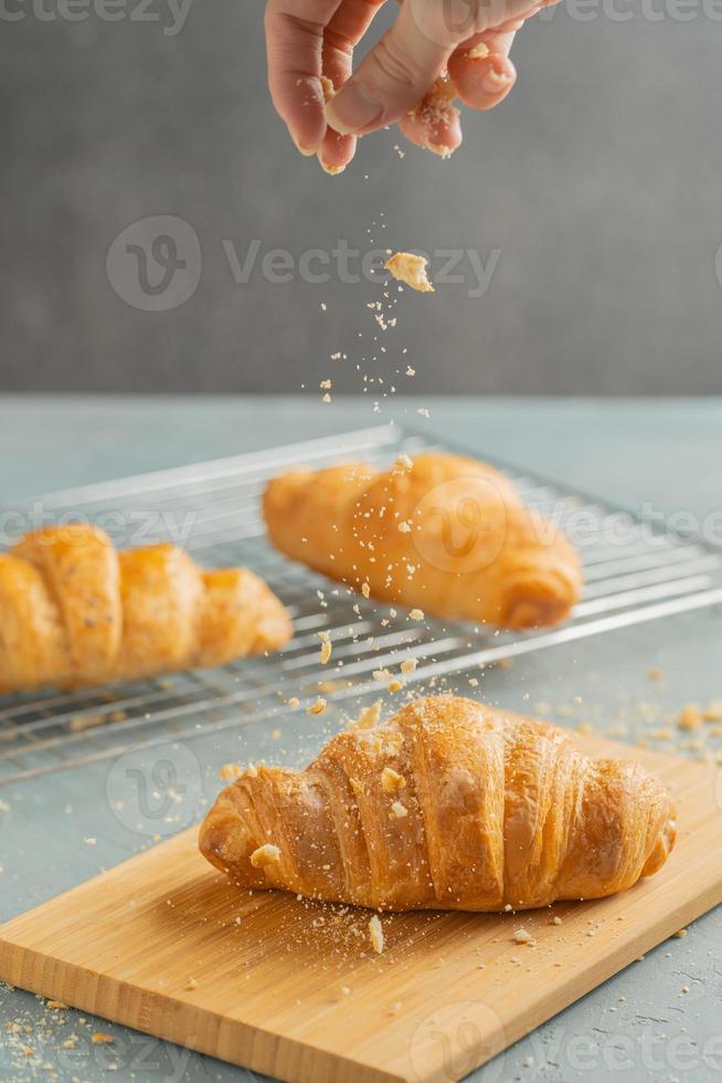 frisch gebackene Croissants auf schwarzem Teller. Französische und amerikanische Croissants und Gebäck werden weltweit genossen. foto