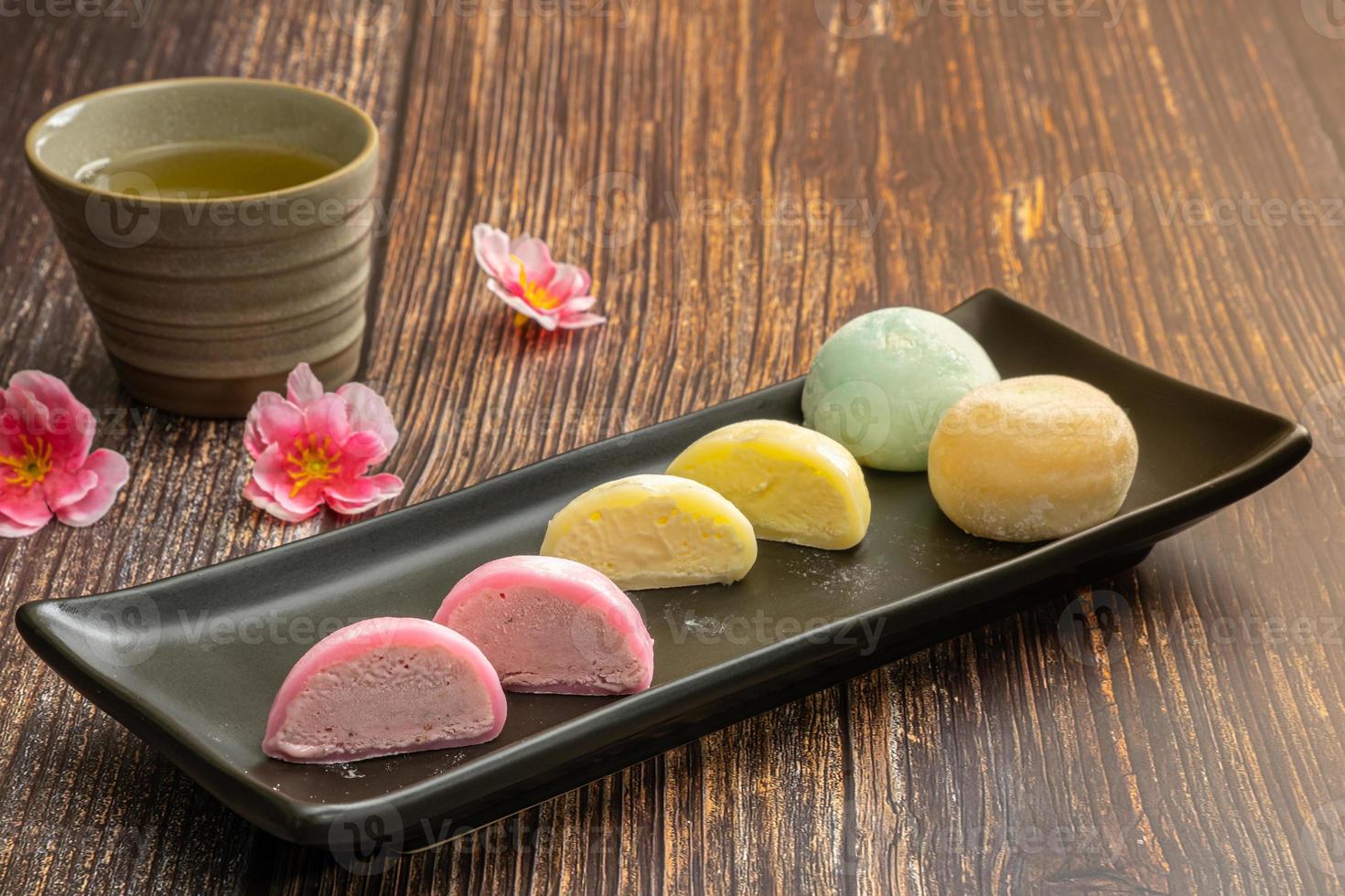 Daifukumochi oder Daifuku ist ein japanisches Konfekt, das aus einem kleinen runden Mochi besteht, das mit süßer Füllung gefüllt ist, traditionelle japanische Süßigkeiten. foto