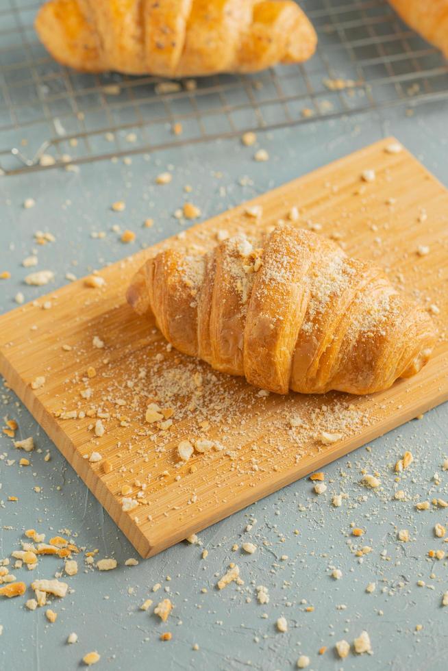 frisch gebackene Croissants auf schwarzem Teller. Französische und amerikanische Croissants und Gebäck werden weltweit genossen. foto