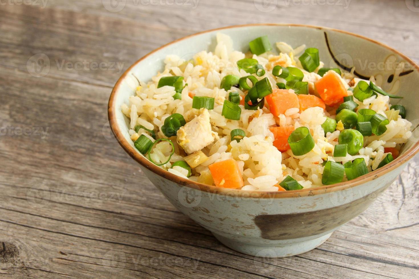 Hühnchen gebratener Reis mit Gemüse foto