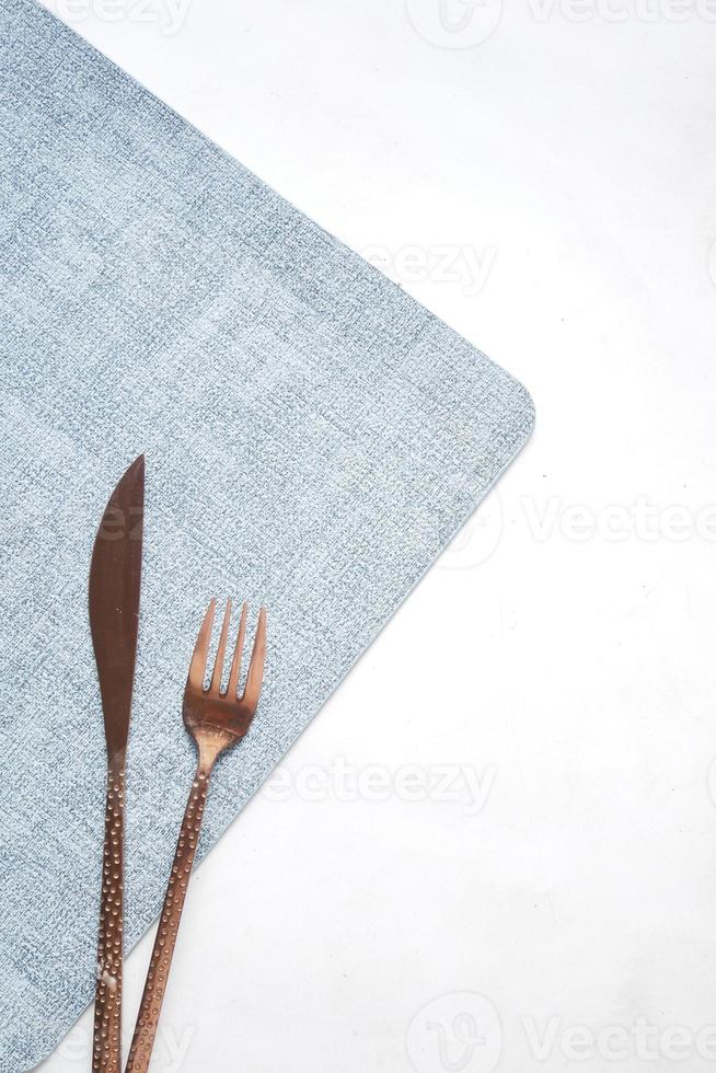 Splitter Besteck Gabel und Messer auf einem Tischset auf weiß foto