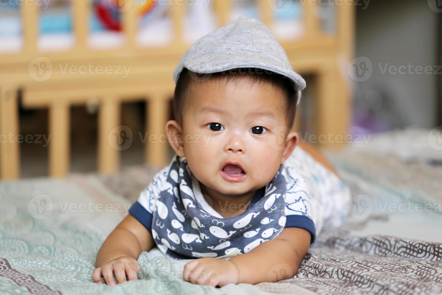 asiatisches baby, das auf bett liegt. foto