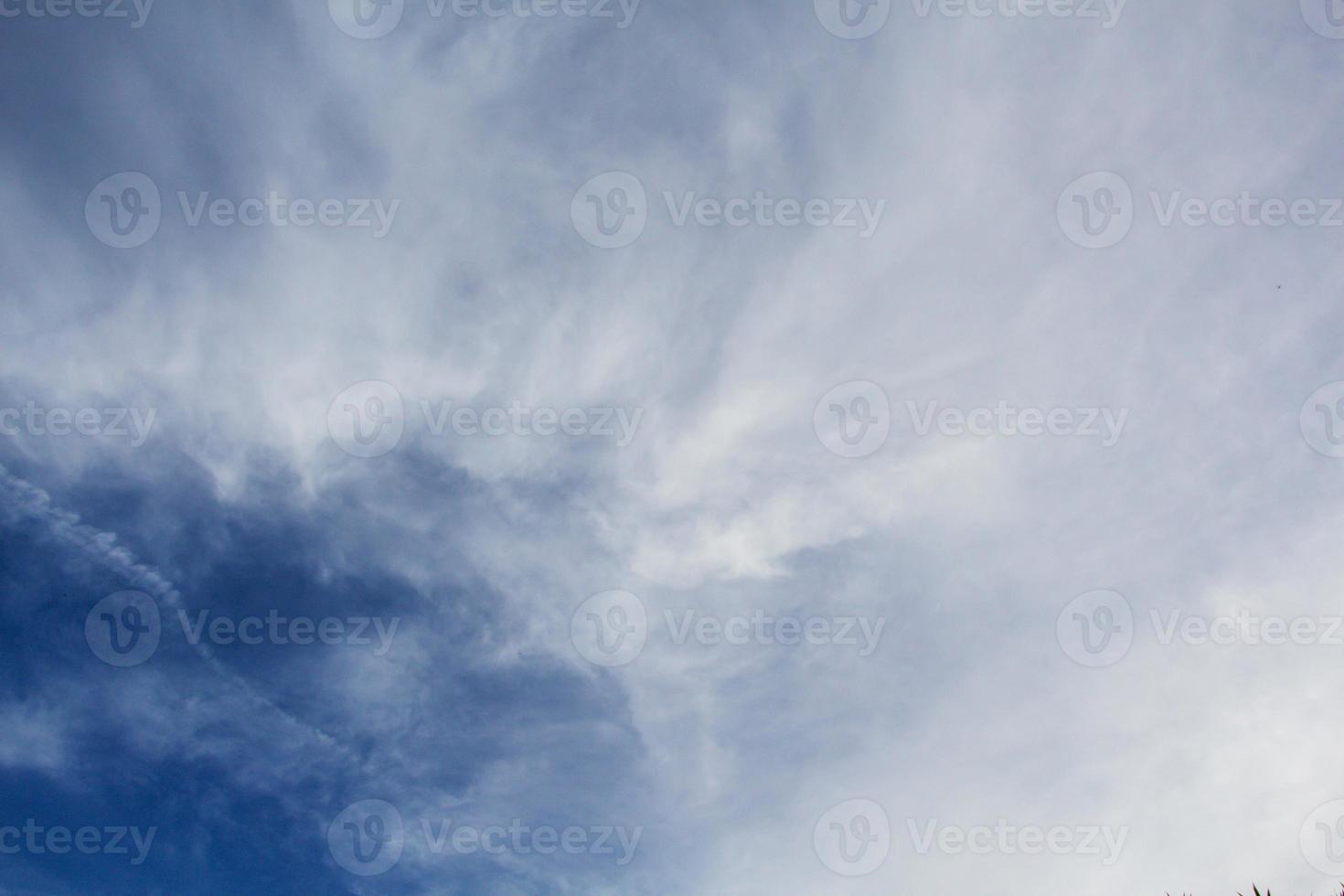 schöner blauer Himmel mit dynamischen weißen Wolken foto