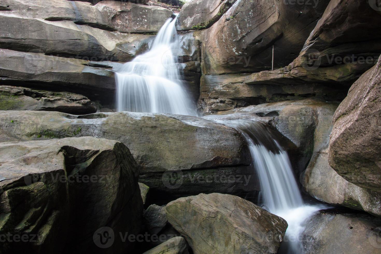 Teil des Wasserfalls Soi Sawan. Nationalpark in pha taem ubon ratchathani thailand. foto