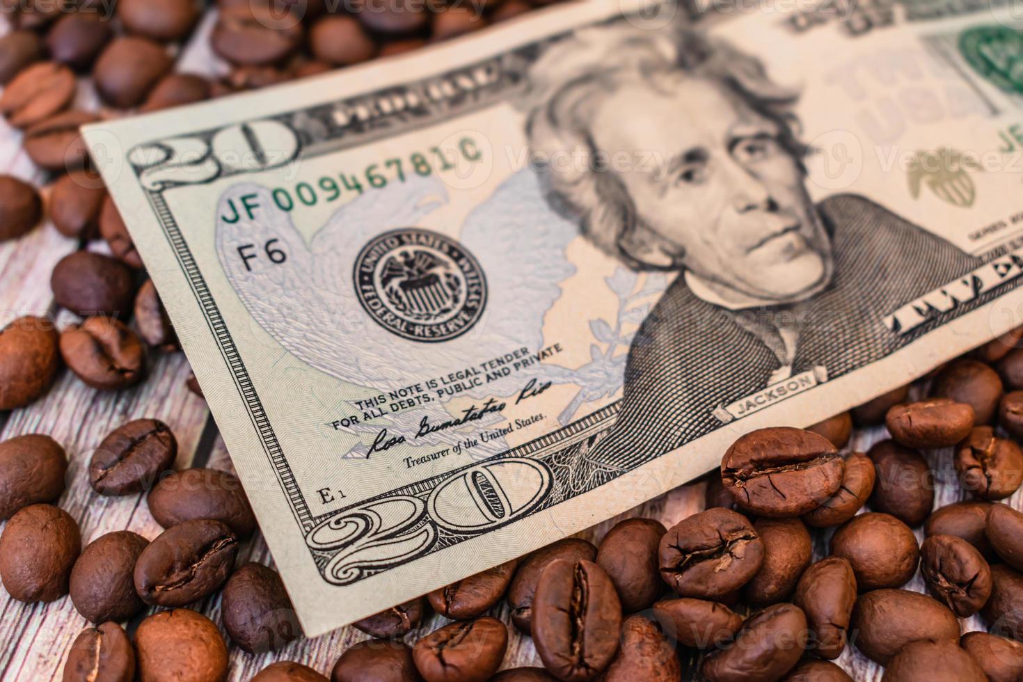 Auf den Körnern des gerösteten Kaffees liegt eine Banknote, die den Anstieg des Preises oder die Reduzierung der Kosten für natürlichen Kaffee symbolisiert. zwanzig Dollar liegen auf Körnern natürlichen Kaffees foto