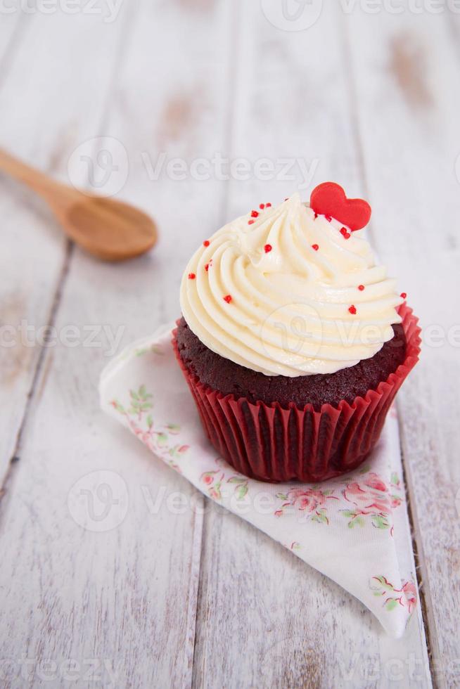 Cupcakes aus rotem Samt mit rotem Herzen foto