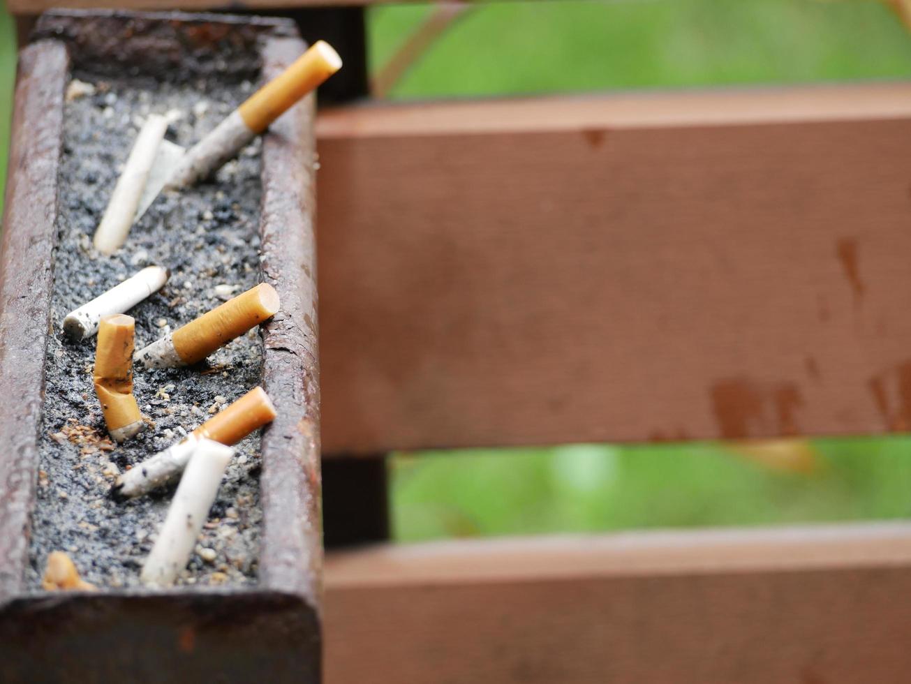 gerauchte Zigaretten im Müll foto
