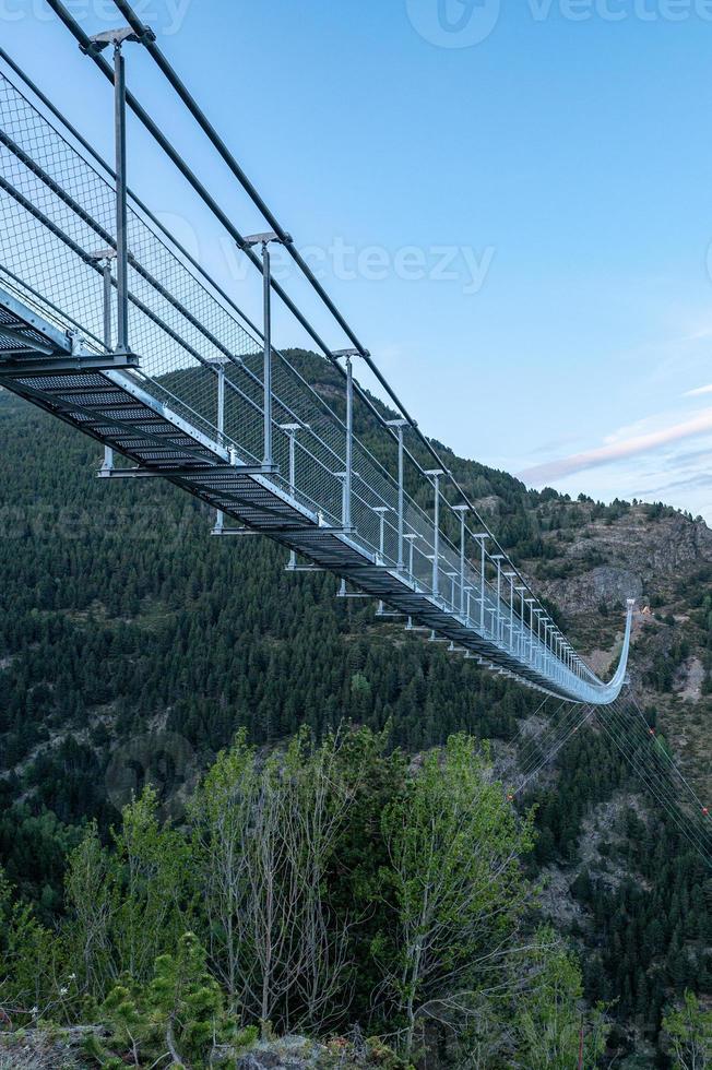 die längste tibetische brücke europas, 600 meter lang und 200 meter hoch in der Gemeinde canillo in andorra foto