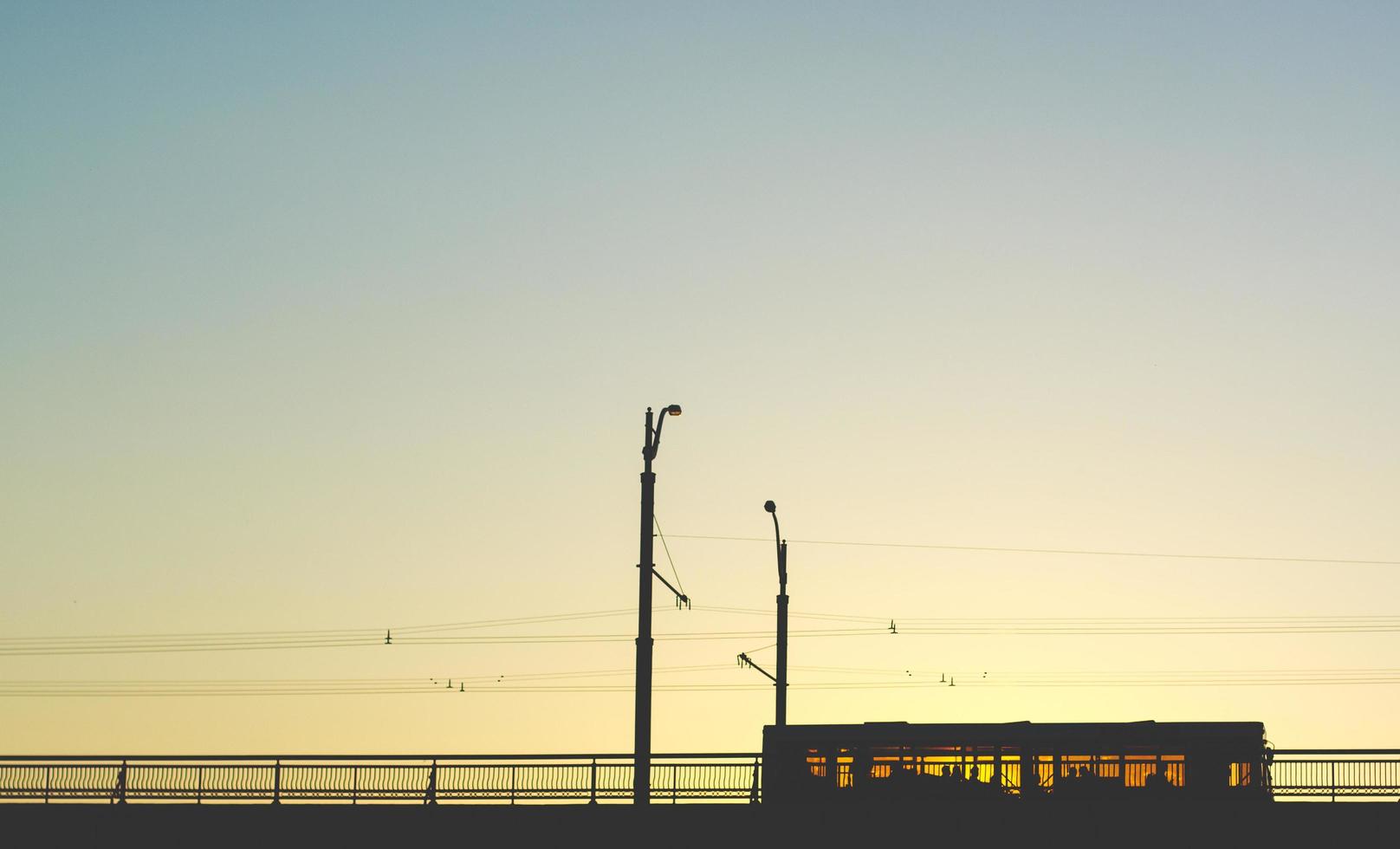 Busfahrten auf der Brücke. Sonnenuntergang foto