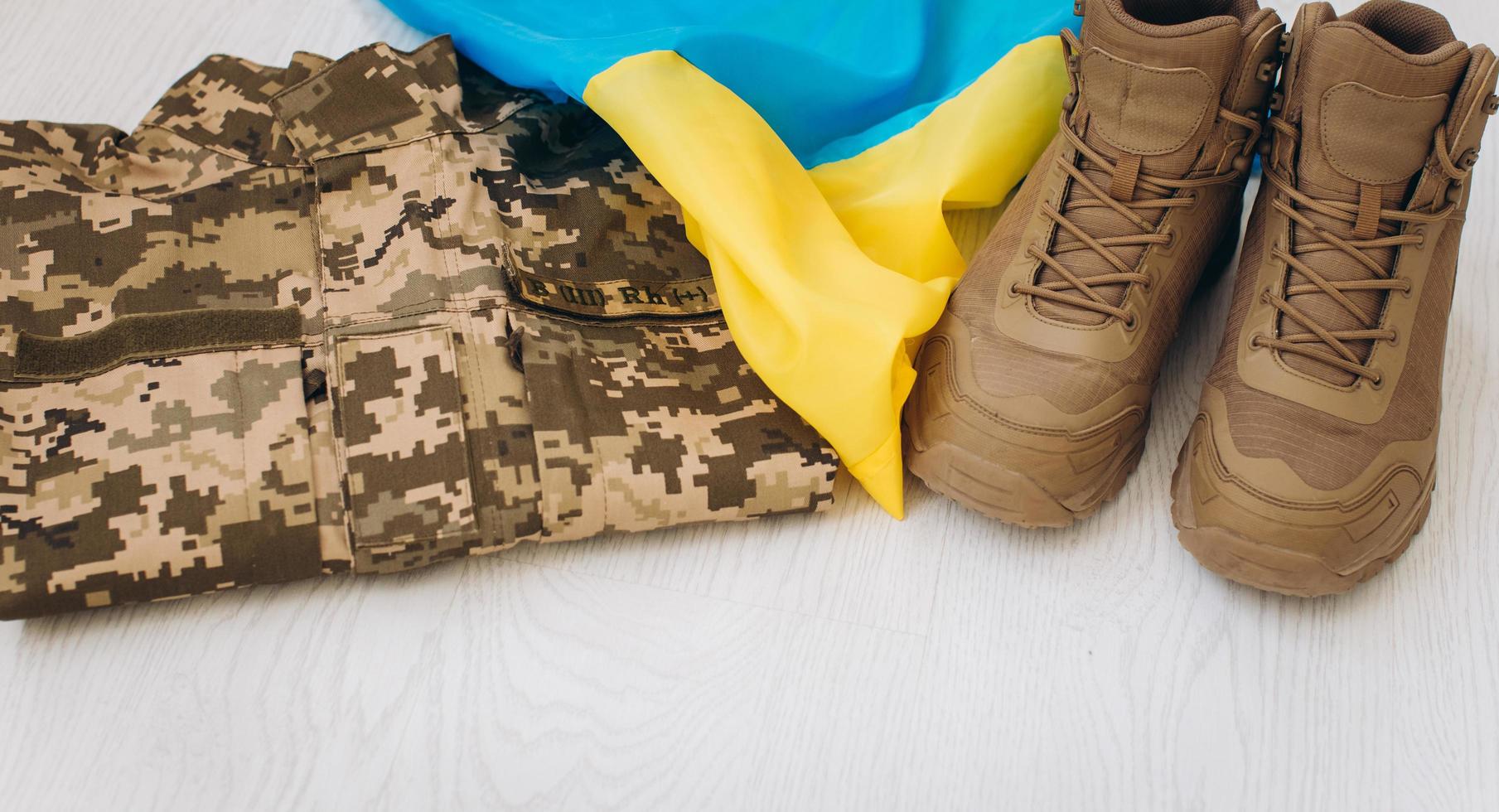 ukrainische militärkleidung, schuhe, jacke, flagge foto