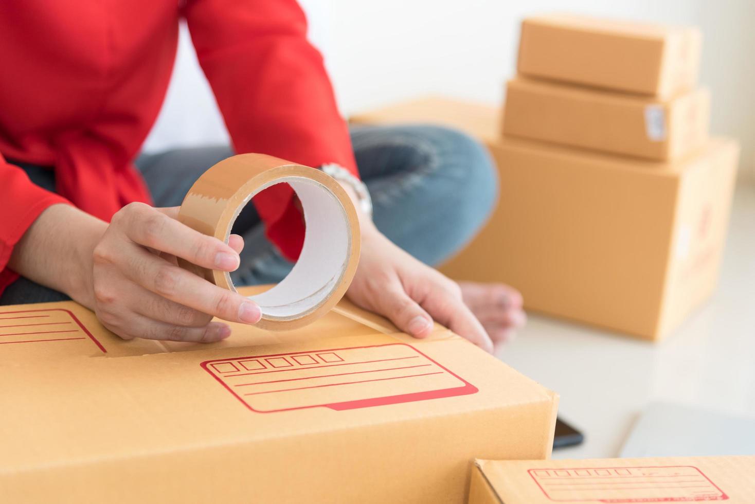 junge frauen bereiten ein paket für die lieferung an kunden vor. foto