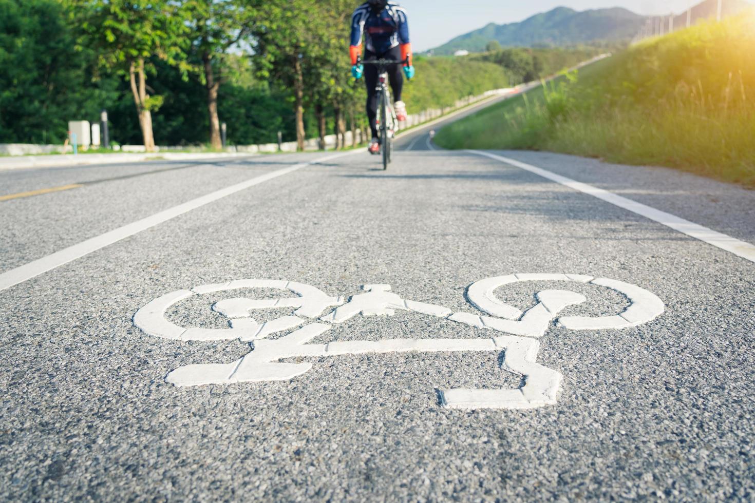 Fahrradschild auf der Straße, die für den Fußgängerüberweg verwendet wird foto