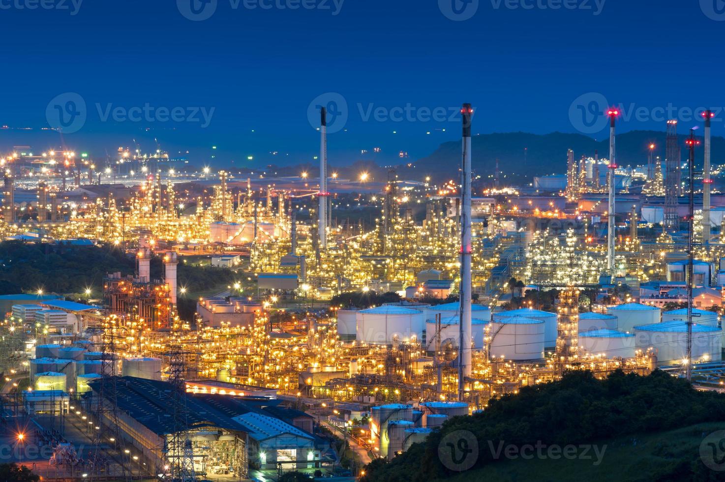 industrielle Öltanks in einer petrochemischen Anlage in der Dämmerung foto