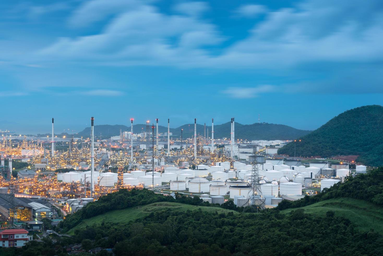 industrielle Öltanks in einer petrochemischen Anlage in der Dämmerung foto