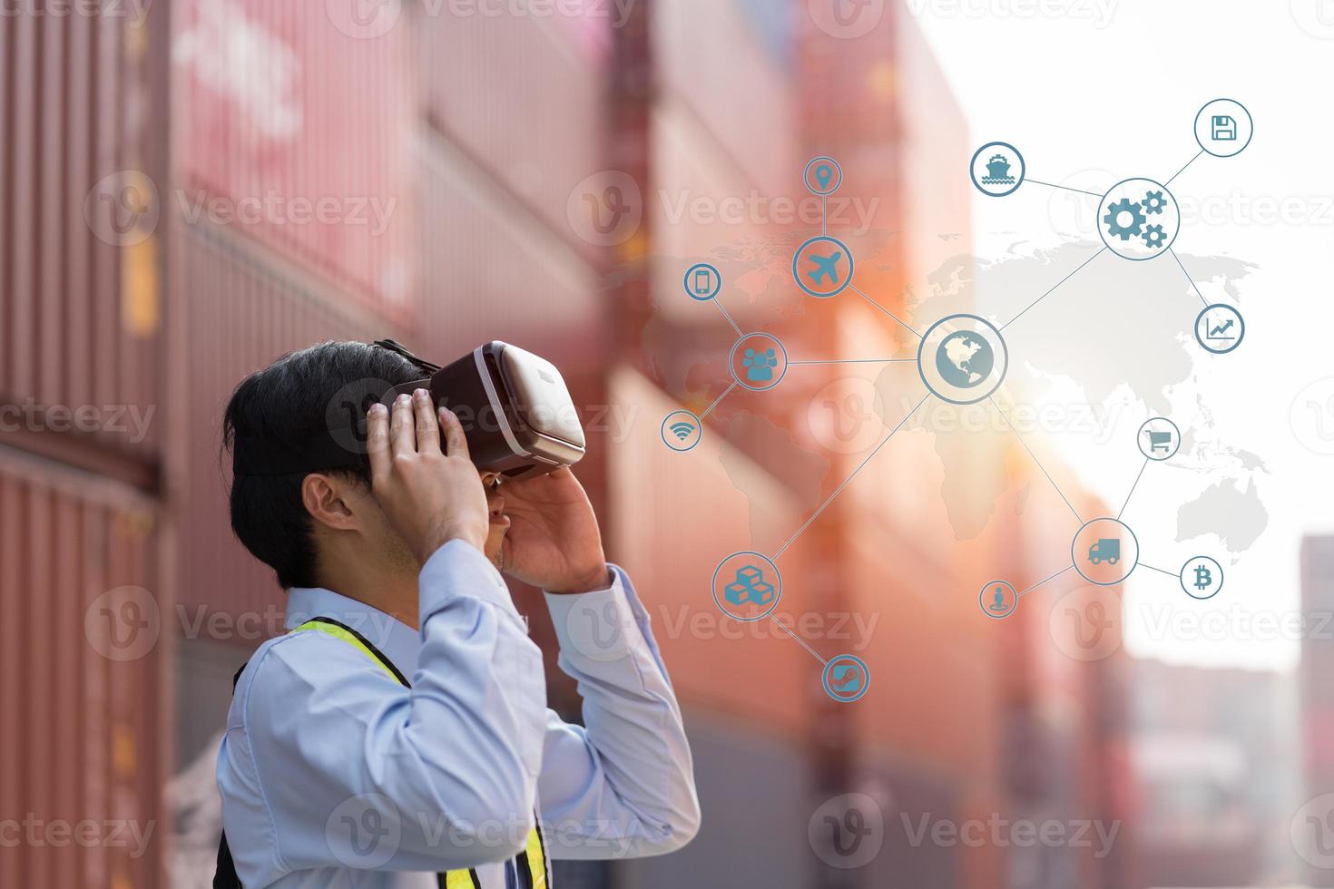 Geschäftsmann in Virtual-Reality-Brille und LKW mit Frachtcontainer auf der Straße im Versandhof oder Dockyard foto