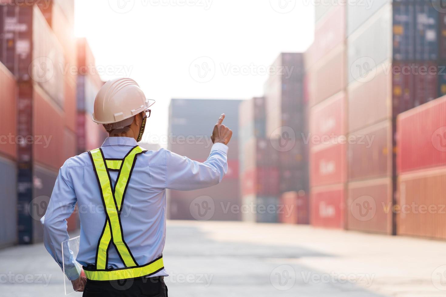Vorarbeiter kontrollieren das Laden von Containern vom Frachtfrachtschiff foto
