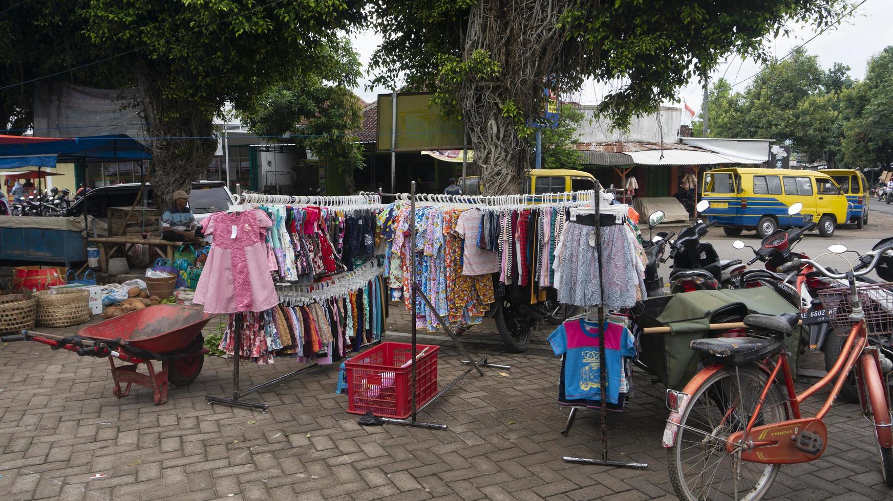 ponorogo, jawa timur, indonesien- 01-02-2020 Menschen, die auf traditionellen Märkten mit einer Vielzahl von Waren handeln. lokale Produkte und importierte Produkte sind die Produkte der Wahl für Käufer foto