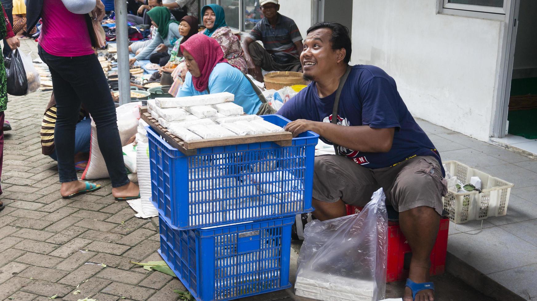 ponorogo, jawa timur, indonesien- 01-02-2020 Menschen, die auf traditionellen Märkten mit einer Vielzahl von Waren handeln. lokale Produkte und importierte Produkte sind die Produkte der Wahl für Käufer foto