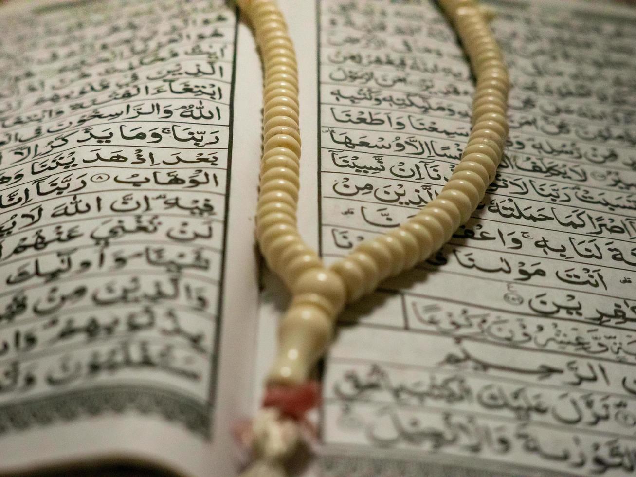 eine Reihe von Werkzeugen zum Rezitieren des Korans und des Tasbih foto