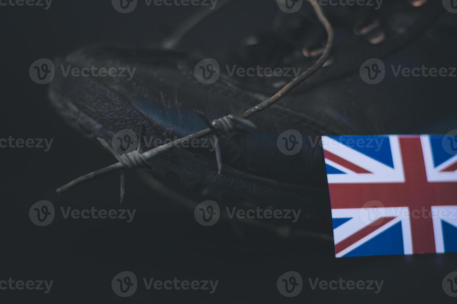 armee des vereinigten königreichs, militärstiefel flagge vereinigtes königreich und stacheldraht, militärisches konzept foto