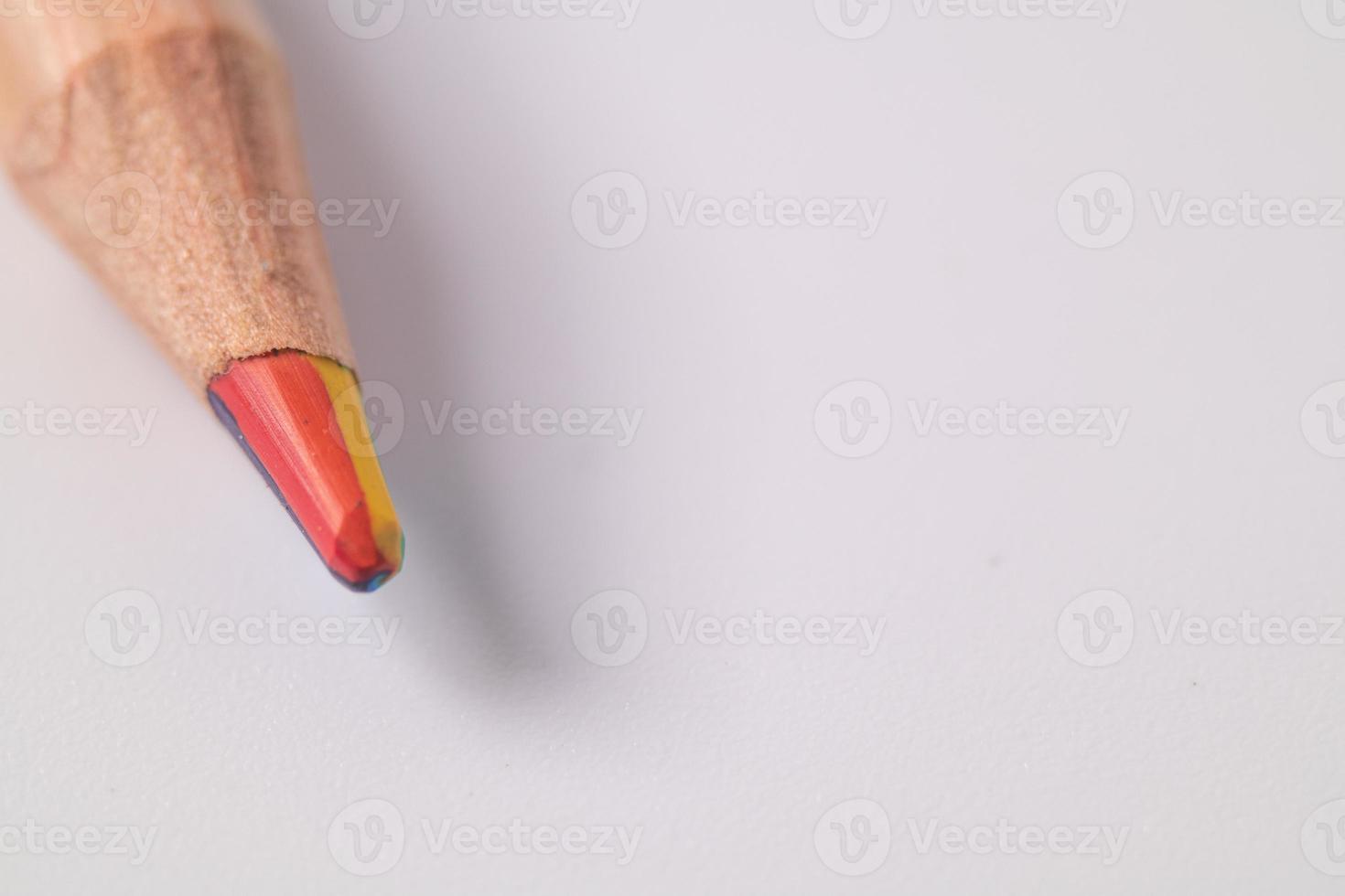 1 farbiger Bleistift auf einem weißen Hintergrundkopienraum foto