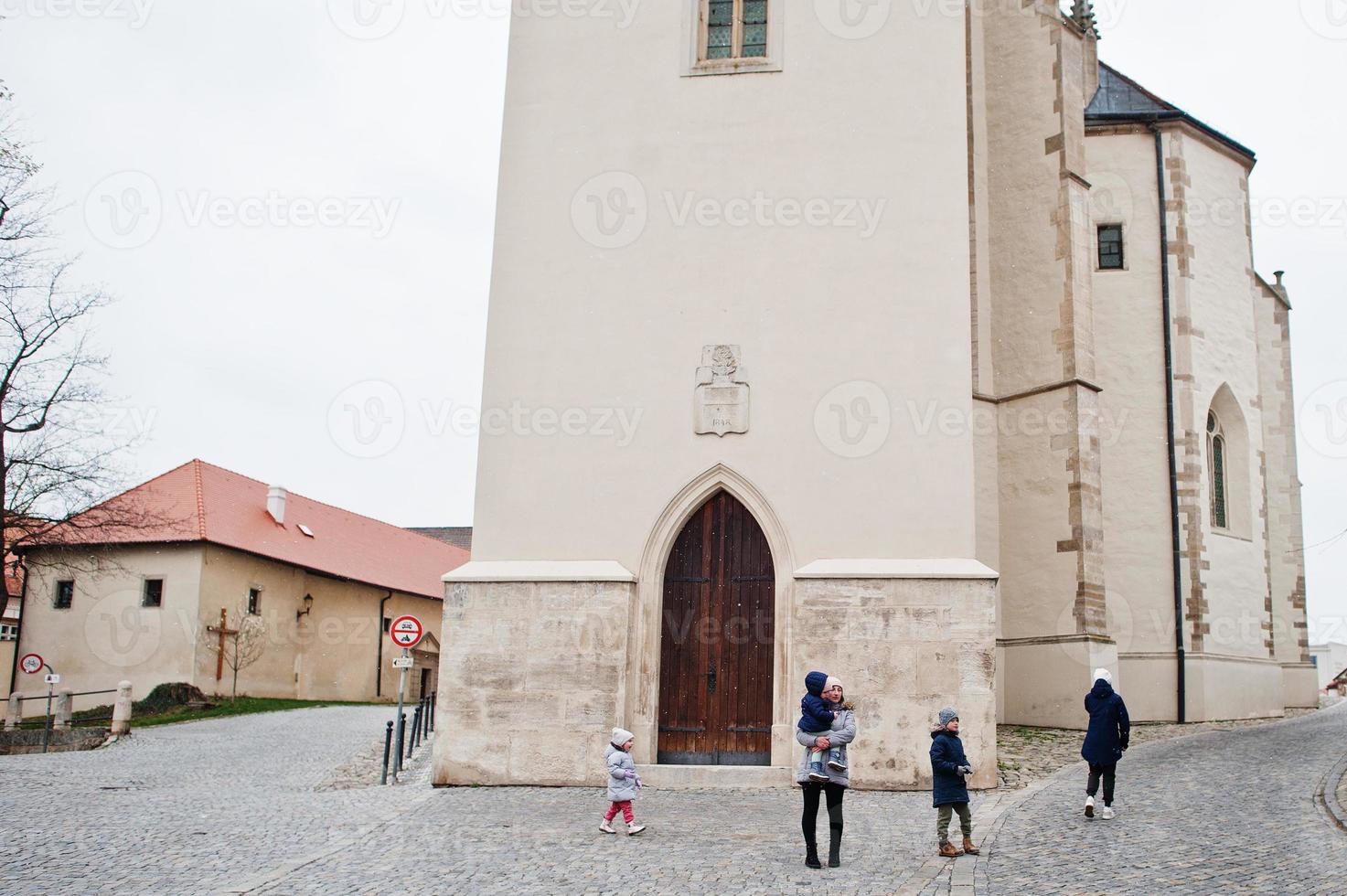 Mutter mit Kindern zu Fuß durch die Altstadt von Znojmo in der Region Südmähren in der Tschechischen Republik. foto