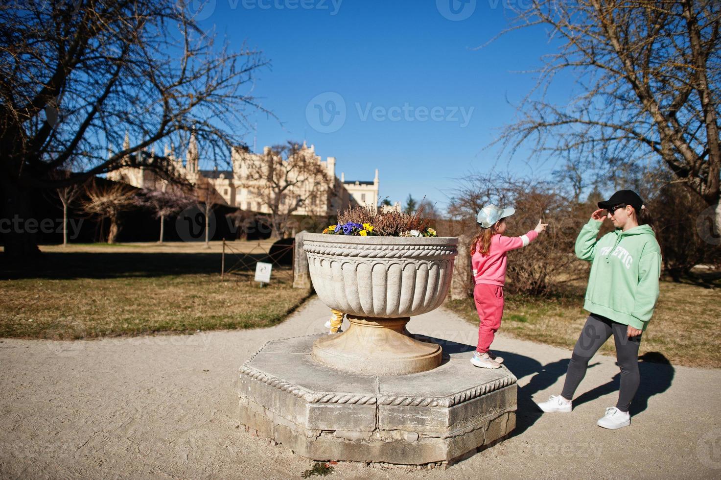 mutter mit tochter im lednice park, tschechische republik. foto