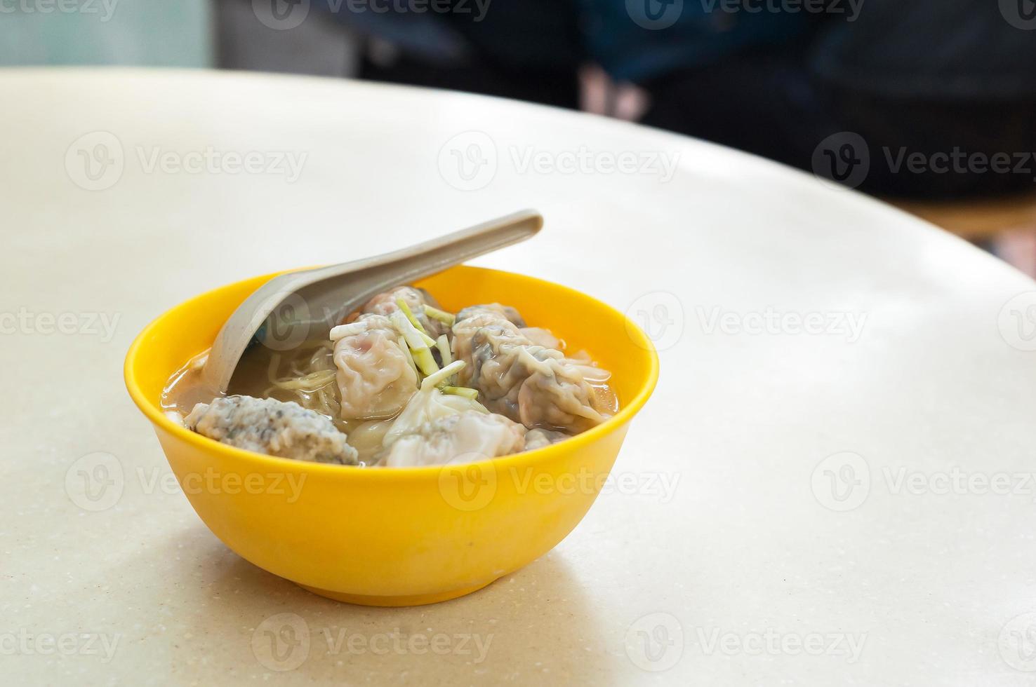 Garnelen-mutwillige Suppe, serviert in einem traditionellen Hongkong-Café foto