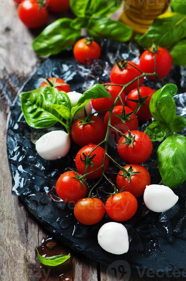 frische Tomaten, Mozzarella und grünes Basilikum foto