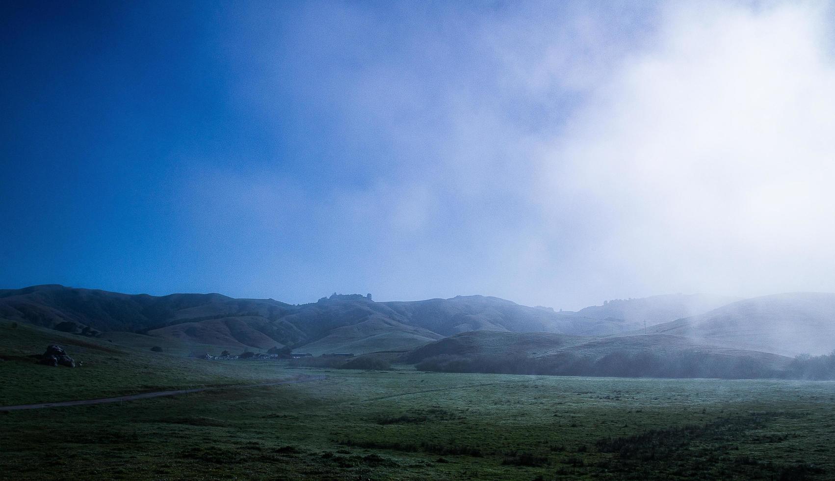 blauer himmel sanfte hügel kalifornien morgennebel foto