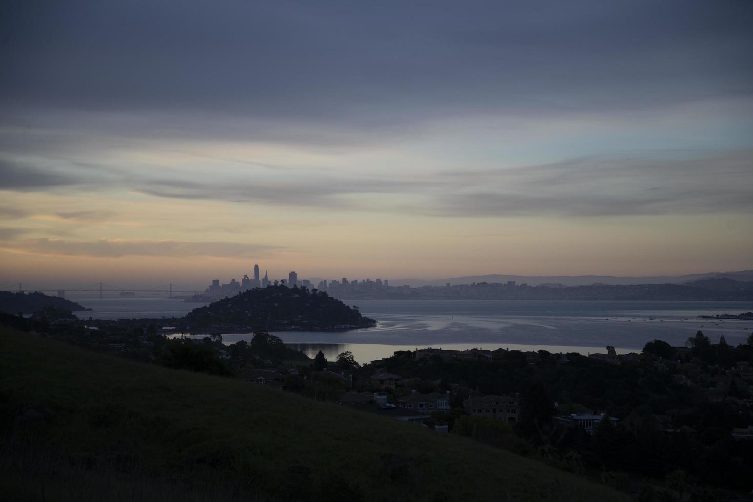 Silhouette der Skyline von San Francisco am frühen Morgen foto